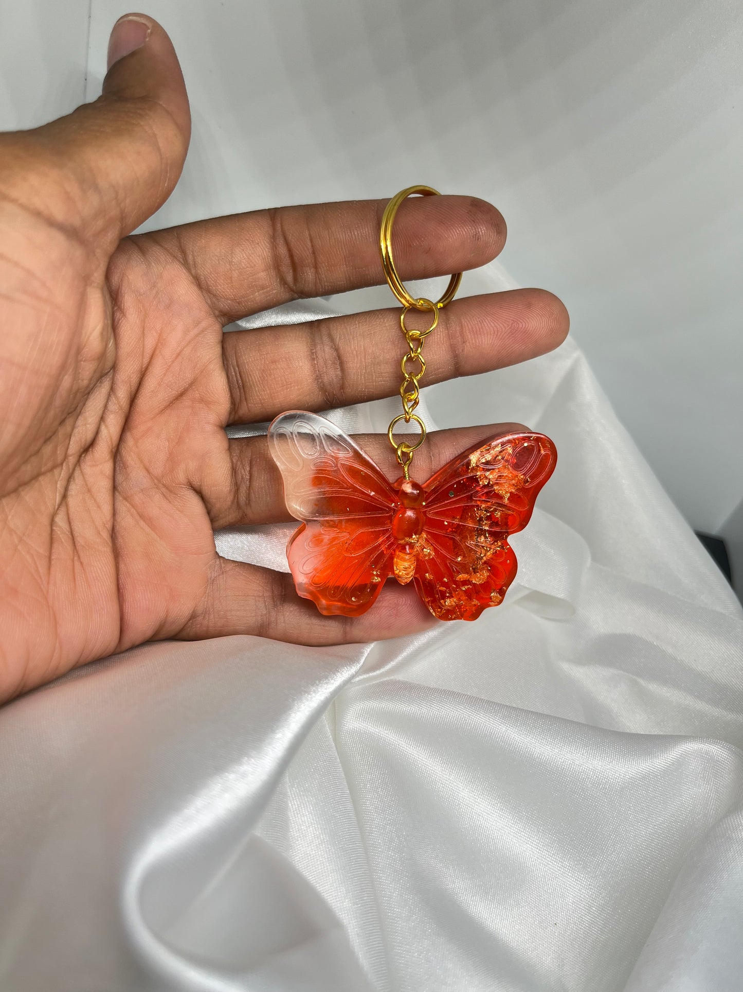 Porte clé papillon rouge avec feuilles d’or